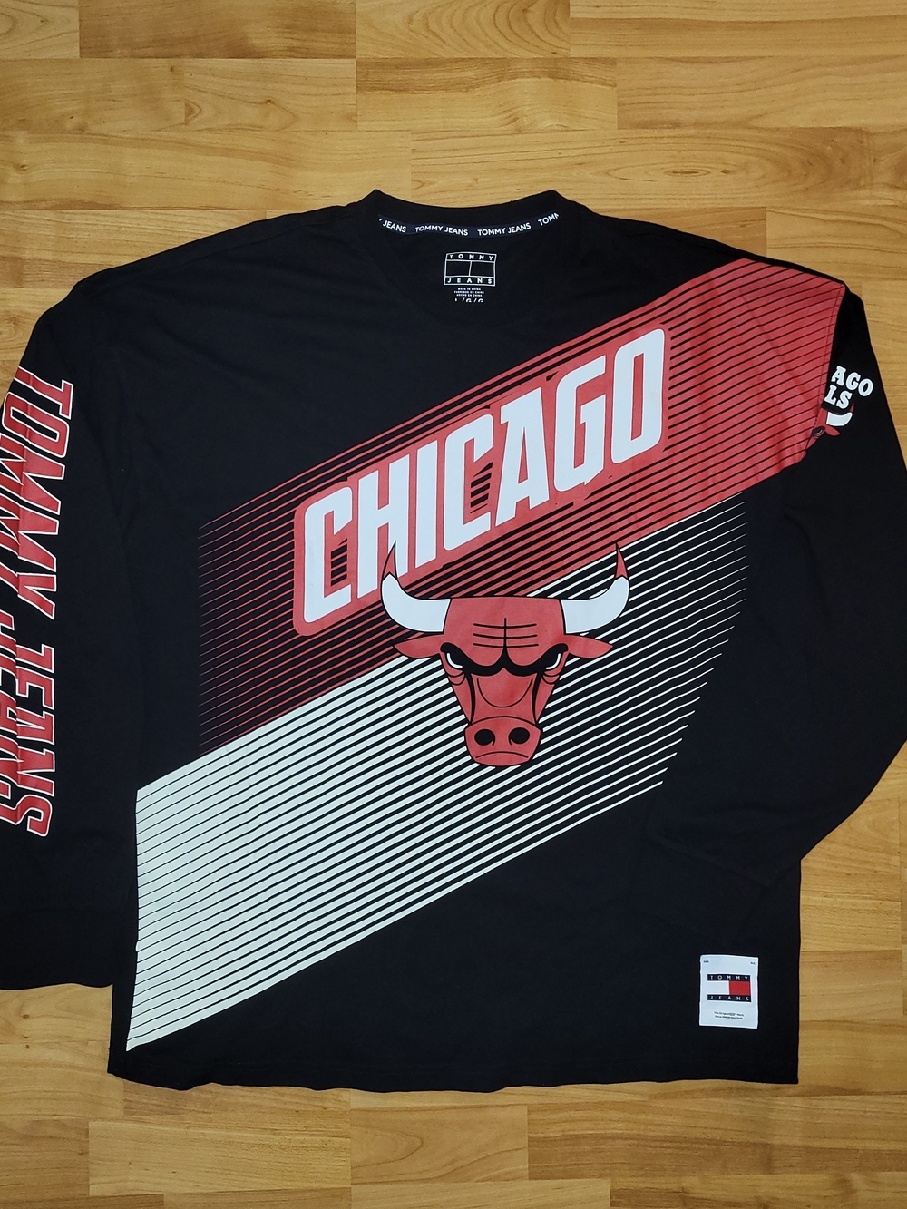 Tommy Jeans Chicago Bulls Black And Red Long-Sleeve Graphic Shirt XL Extra Large
